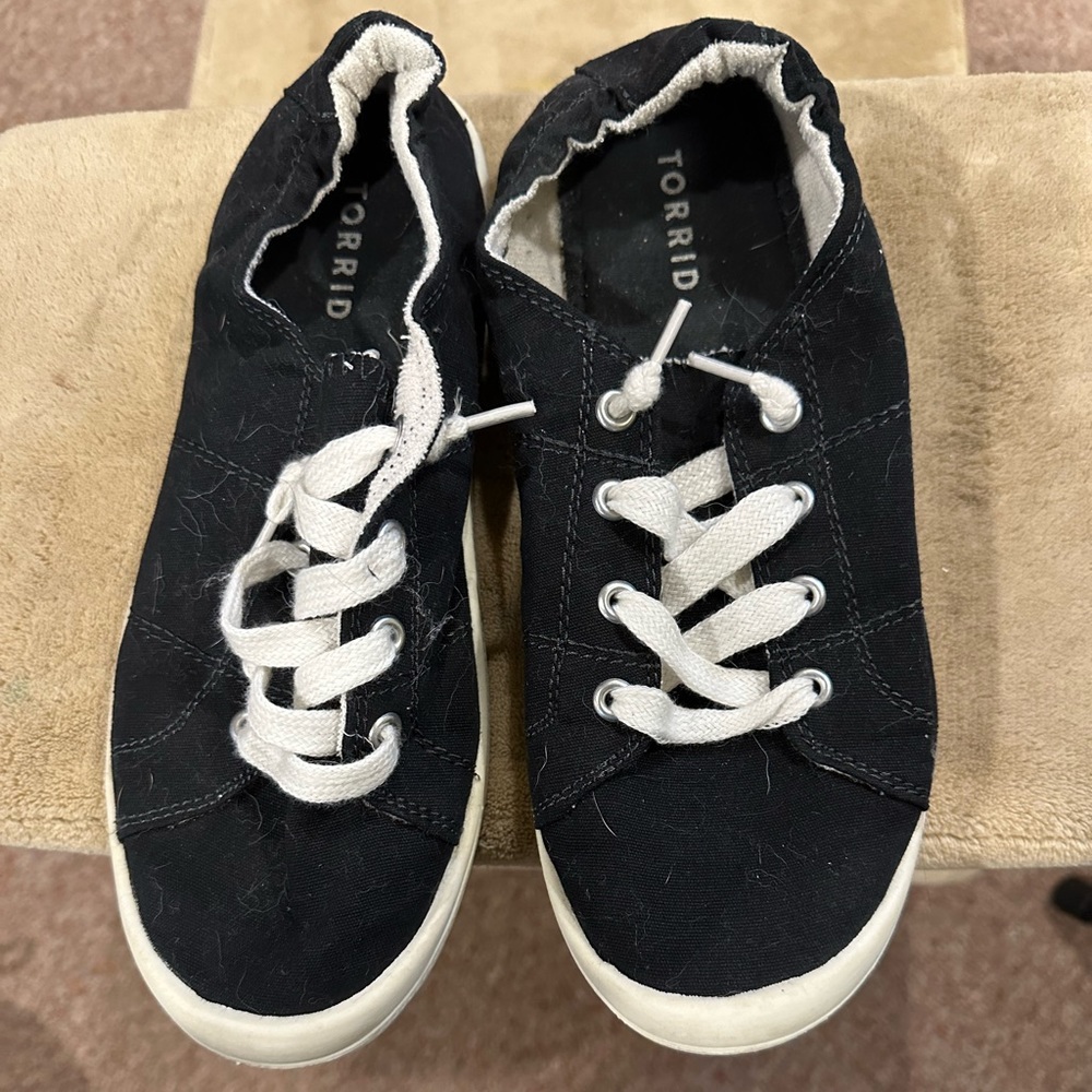 Torrid 7W black scrunch canvas shoes
